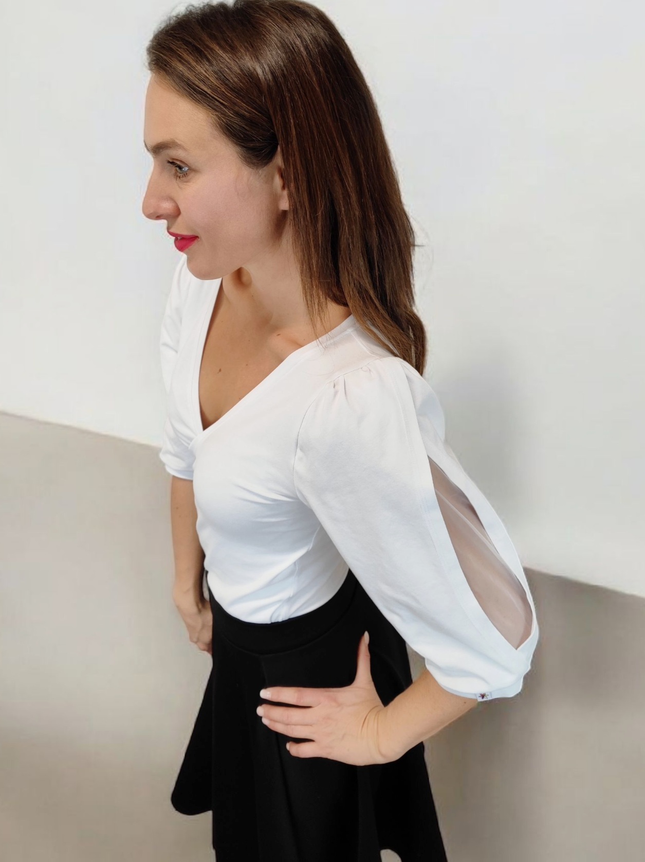 Bílé dámské tričko JAHUU Elegant na postavě